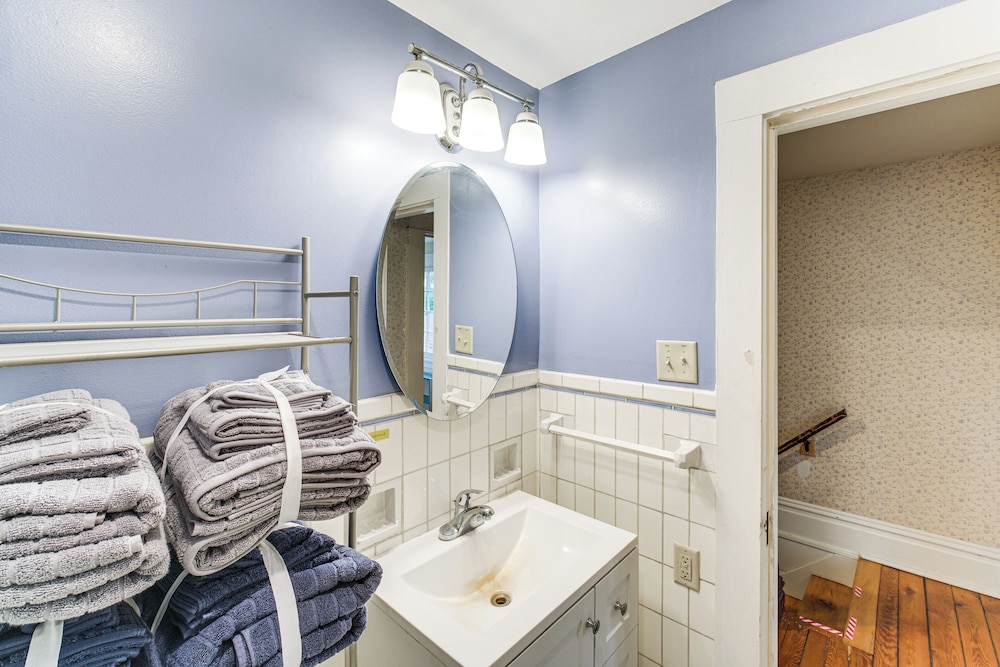2 Mi to Chardon Square: Spacious Farmhouse