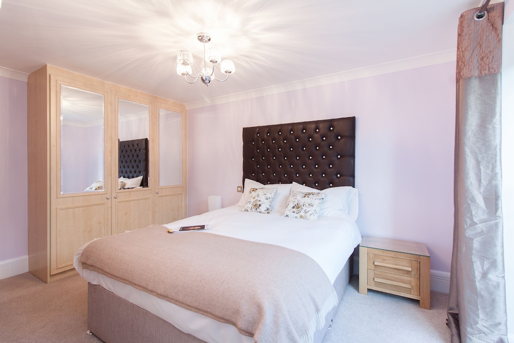 Canary Wharf Luxury River view apartment