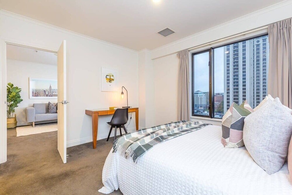 Stylish 1BR w/ Lovely Views, Pool+Gym Zodiak Stays