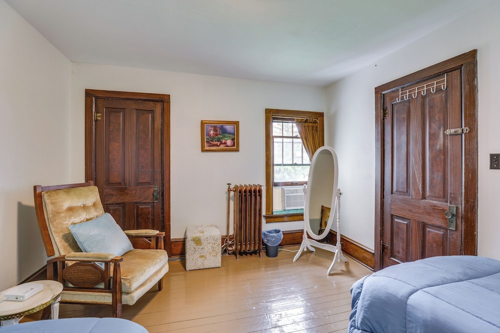 Group Getaway: Luxe Farmhouse in Mt Horeb!