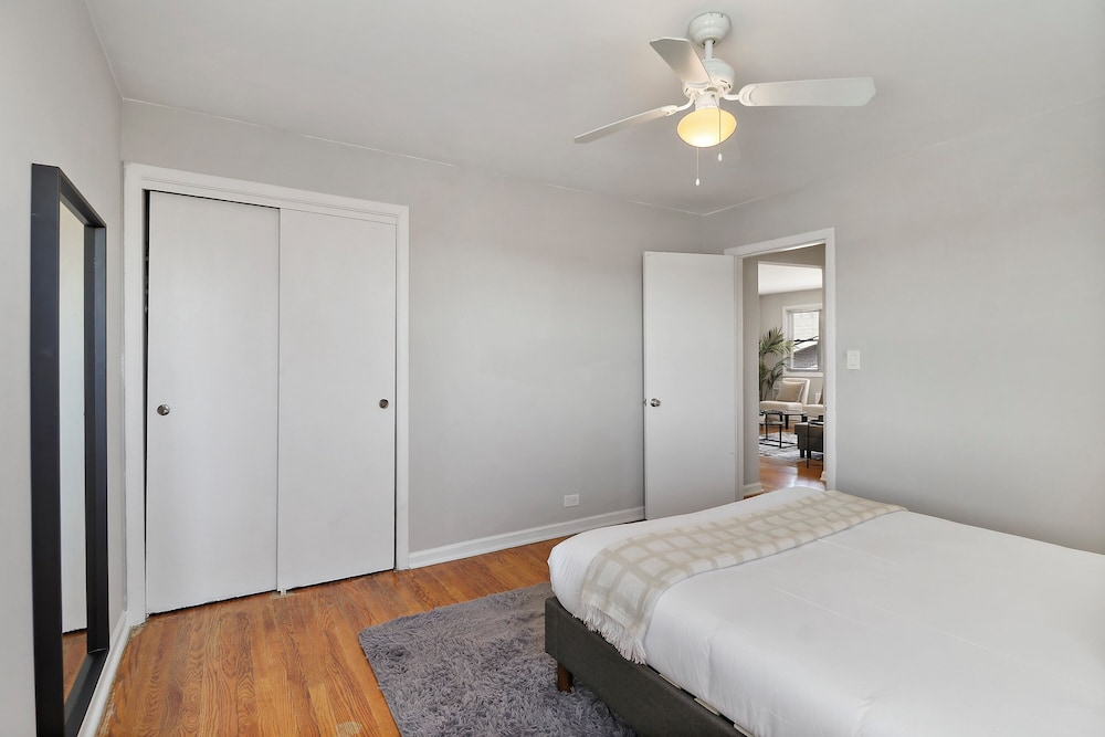 Cozy 2BR Apt Near Parks - Kimball A2