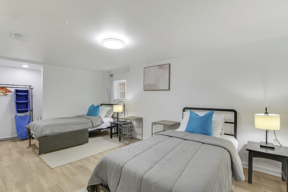 2 Mi to Logan Square: Pet-friendly Unit w/ Yard!