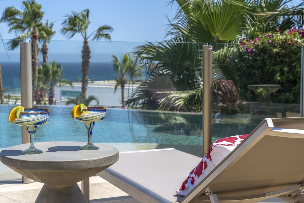 6 BR Huge Villa Steps To Beach Plus A Pool House