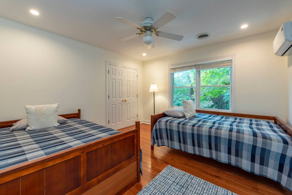Riverfront Sanctuary Your Mountain Getaway