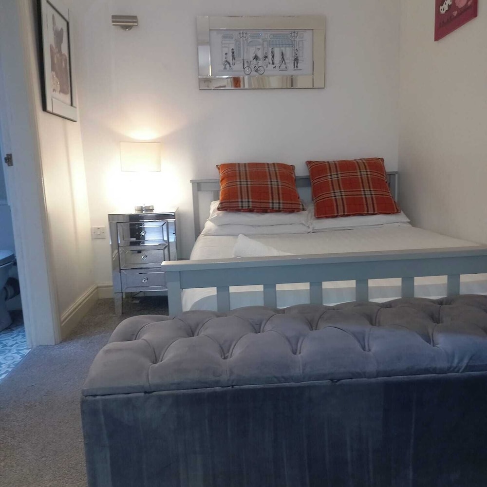 1 Bed Studio Sleeps 4 - Seaside, Dog Friendly