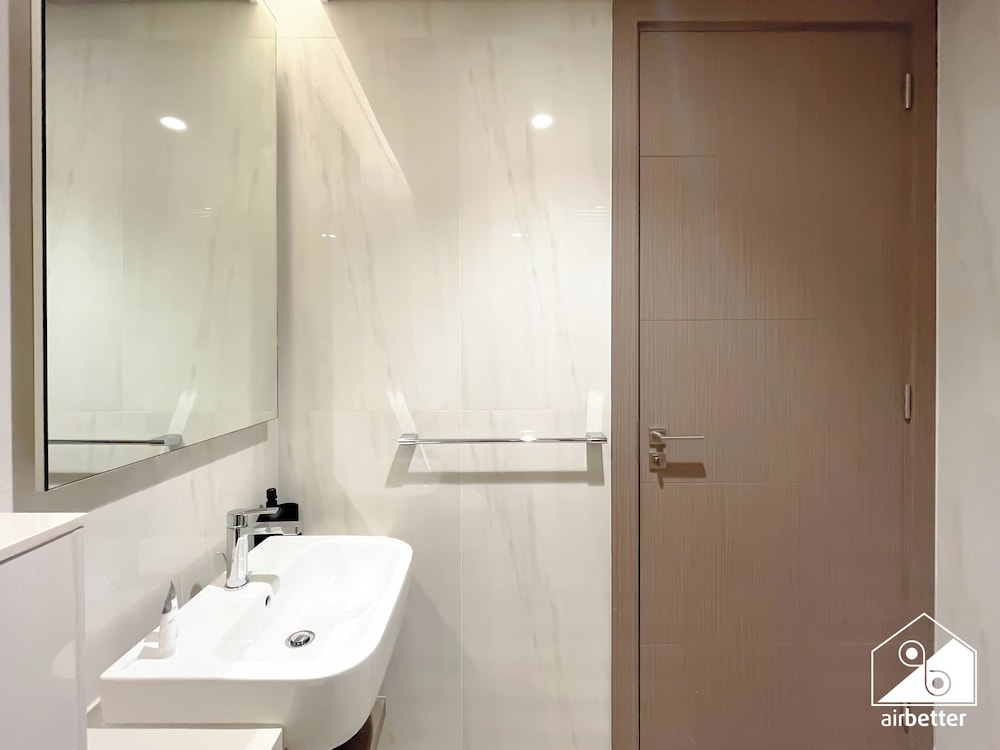 Luxurious 3BR Canal View Apartment Pool + Gym