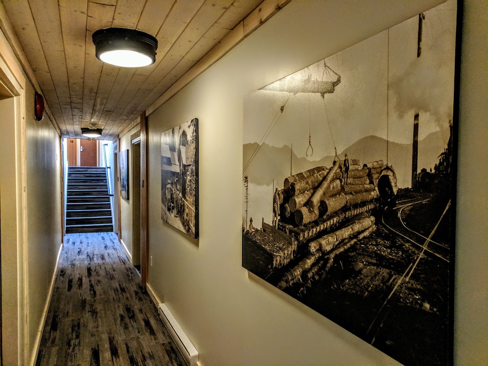 Riverside Inn