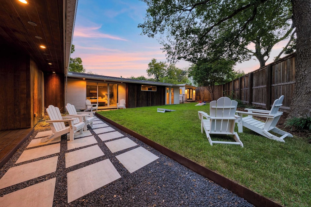 Modern Austin Home w/ Pool, Putting Green & Coffee Nook Townes Retreat by Avantstay