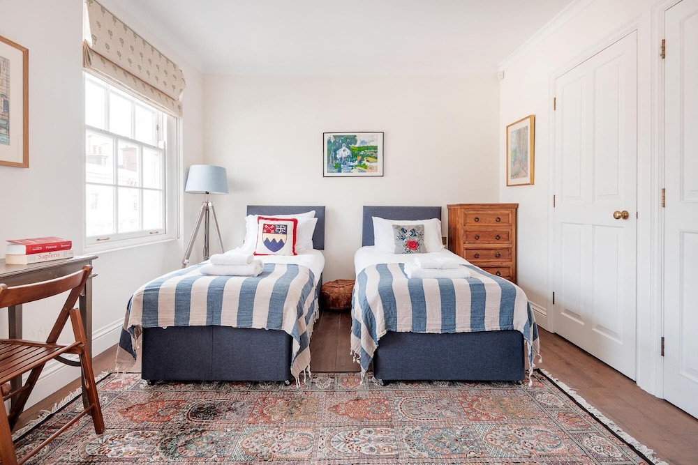 Charming Pimlico Home Close to the River Thames by Underthedoormat