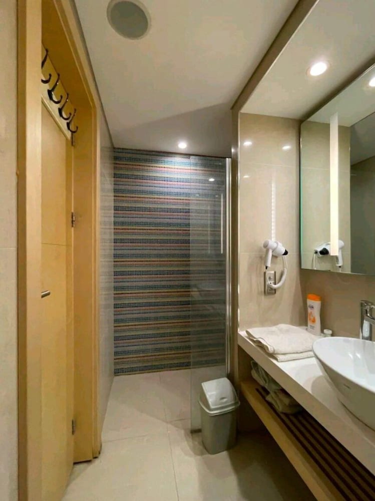 studio unit with pool and gym