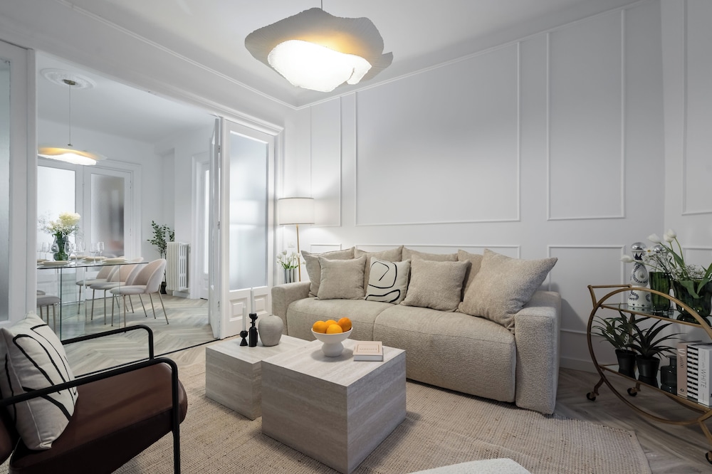 Refined & Spacious 3-Bedroom Flat Near Cismigiu, Balcony with Boulevard Views