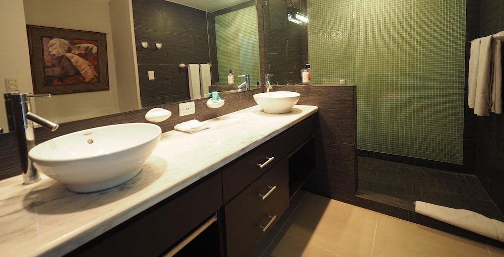 Condominio Diamante del Sol by CRHR