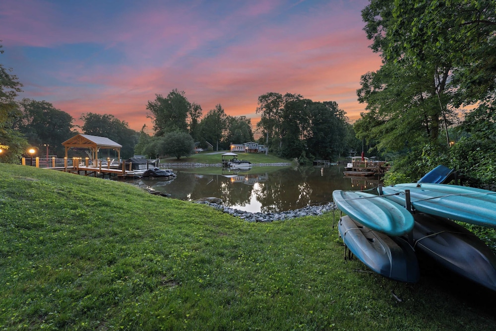 Shady Daze: Waterfront Home w/ Deck, Hot Tub & Lake Views