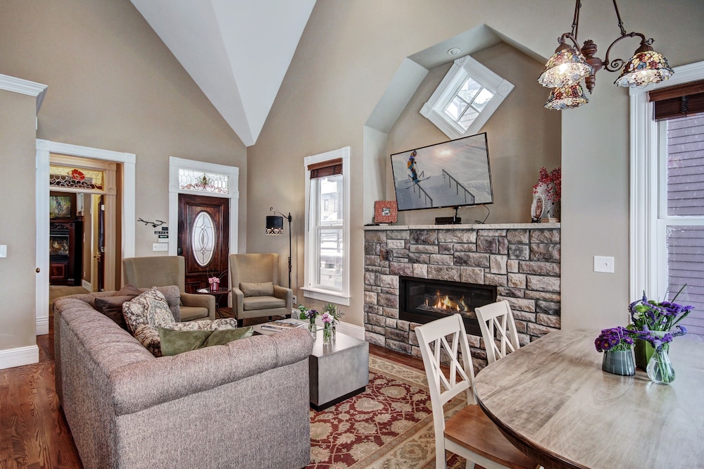 Ridge Street Lookout 4 Bedroom Home by RedAwning