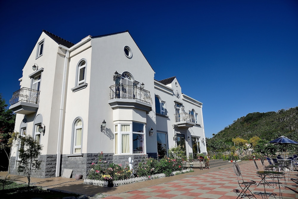 Victoria Manor