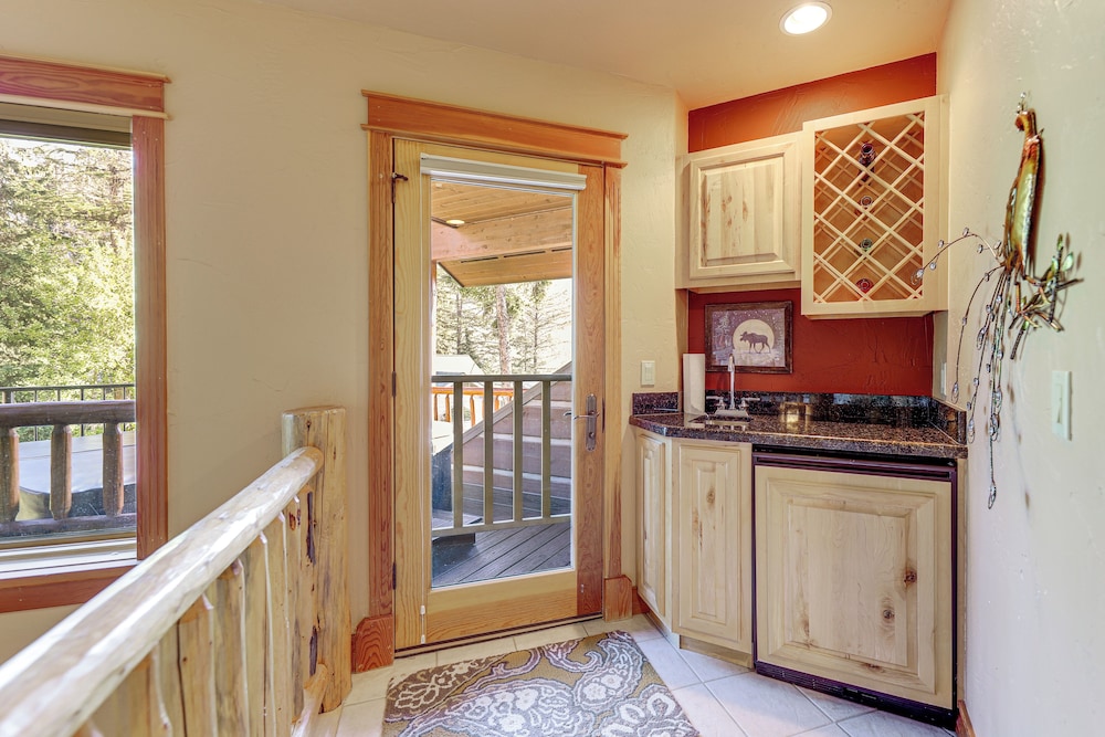Ski-in/out, Hot Tub: Spacious Retreat in Whitefish