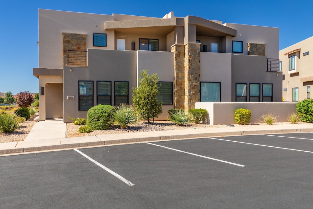 Grand Coral Estate 6 Bedroom Townhouse