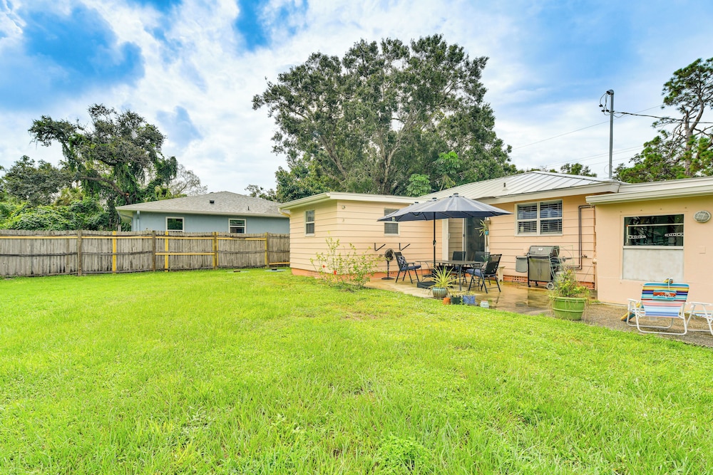 < 3 Mi to Dtwn: Pet-friendly Sarasota Stay w/ Yard