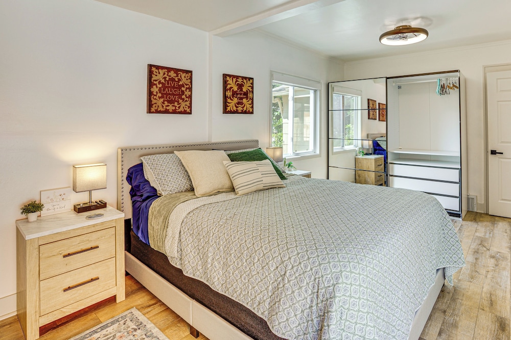 6 Mi to Arrowhead Stadium: Charming Home w/ Porch!