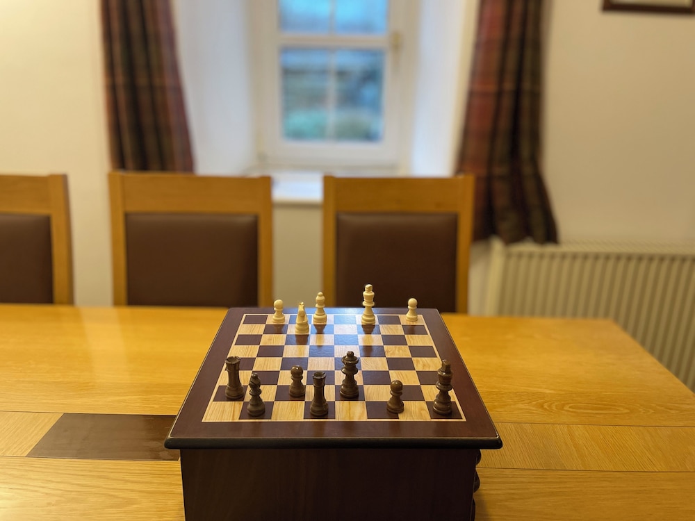 Traditional Highland Cottage Near Loch Ness-sleeps 6