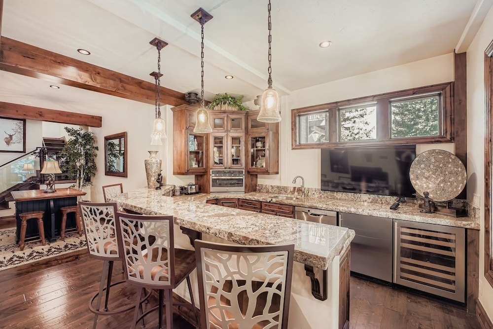 Fairway Drive Retreat 6 Bedroom Home