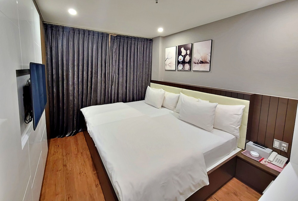 HANZ The Moon Hotel 2