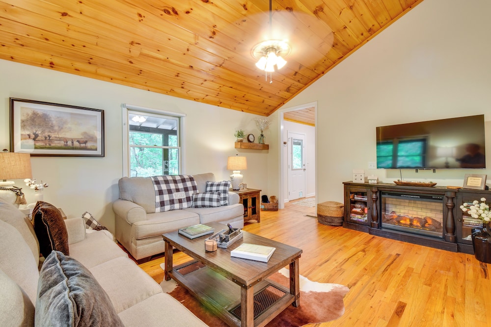 6 Miles to Helen: Cabin w/ Hot Tub & Views!