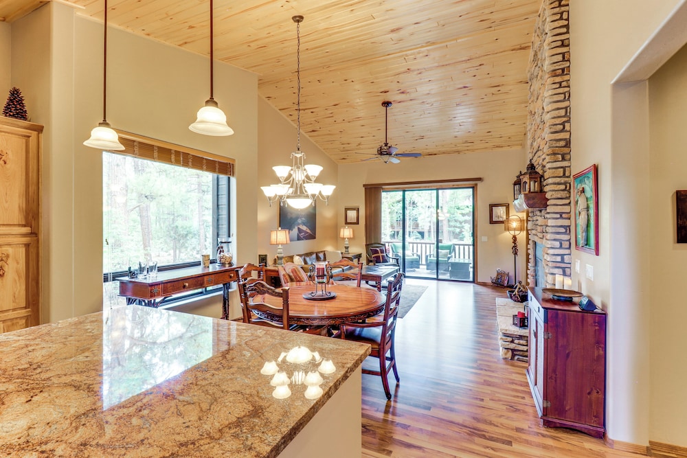 4 Mi to Fool Hollow Lake: Retreat w/ 2 Decks!