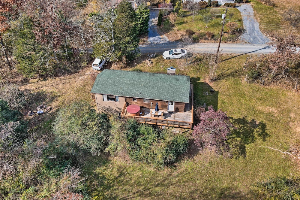 Calming Shenandoah Valley Cabin w/ Hot Tub! view 4
