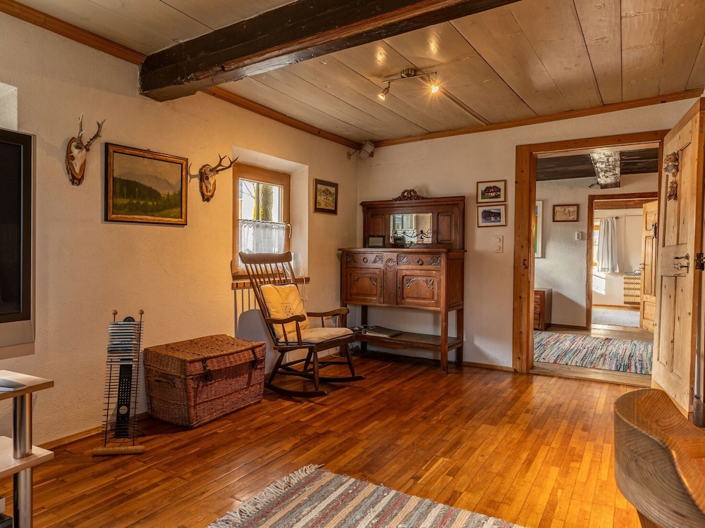 Historic Farmhouse: 200 Years old Meets new