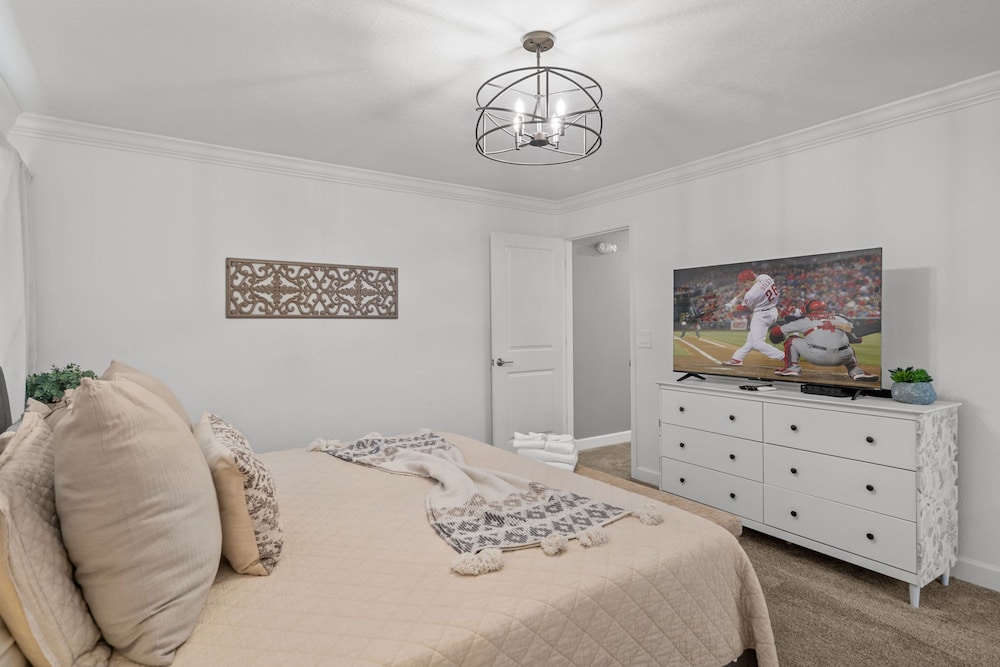 Amazing 4 Bedrooms Home With Pool Close to Disney