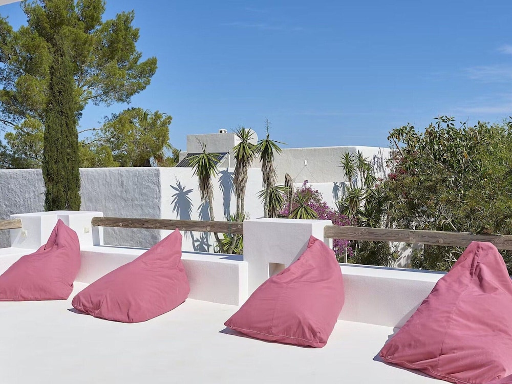 Idyllic Villa With Swimming Pool