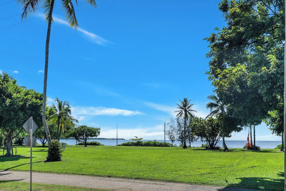Rainforest Reef Retreat - Esplanade Ground-floor Apartment
