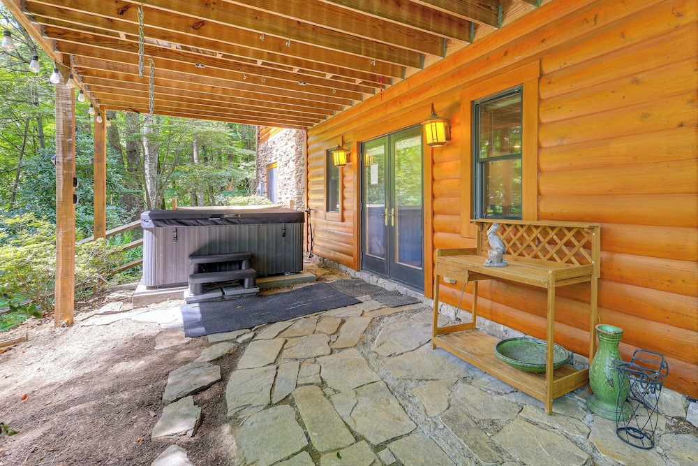 Near Boone-custom Built Cabin: 3 BR 3 BA W/hot Tub