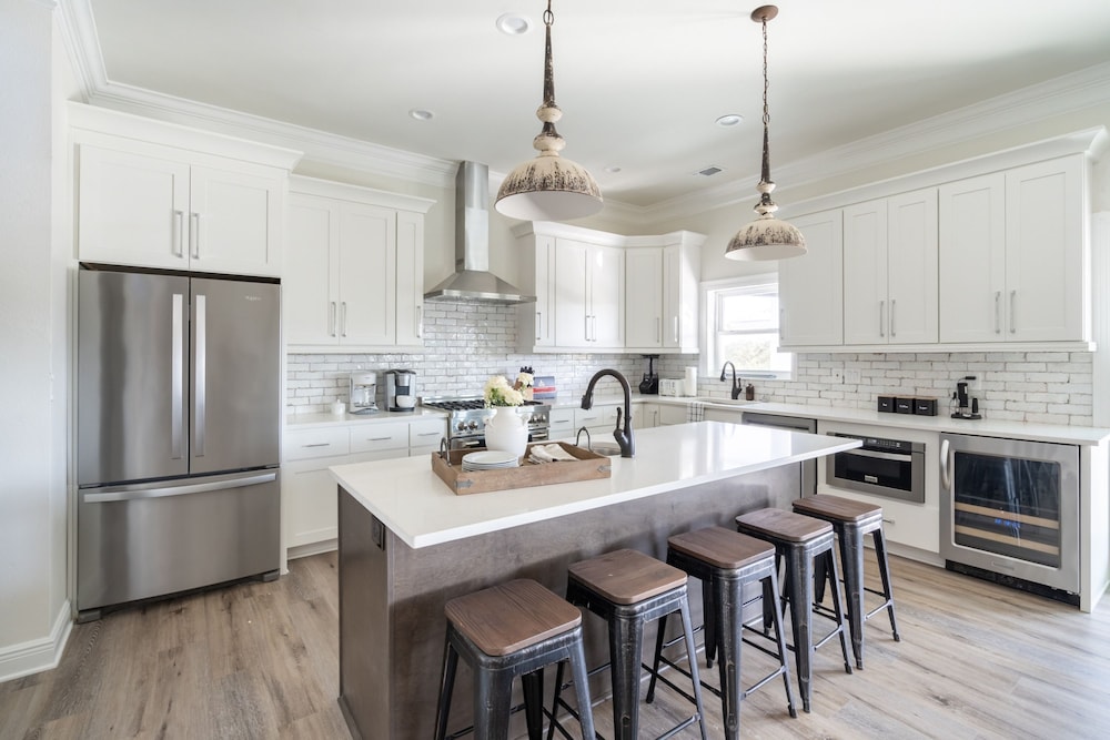 Fin by Avantstay 9 BR Destin Oasis With Pool Spa Walk to Beach