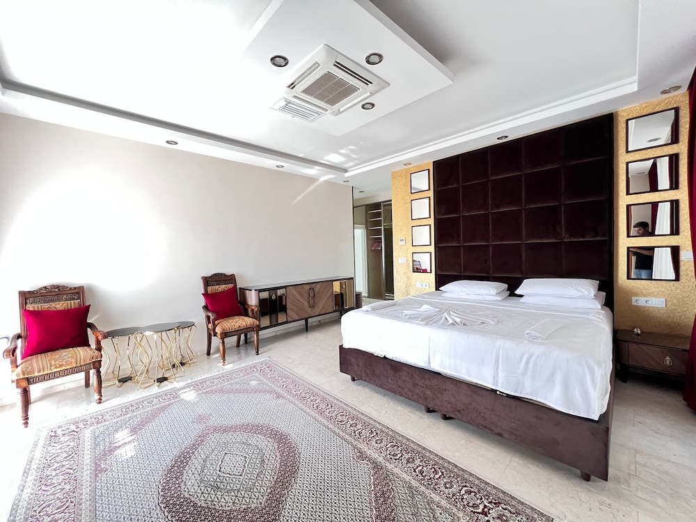 Luxury 7-bed Villa With Pool and Jacuzzi, Fethiye