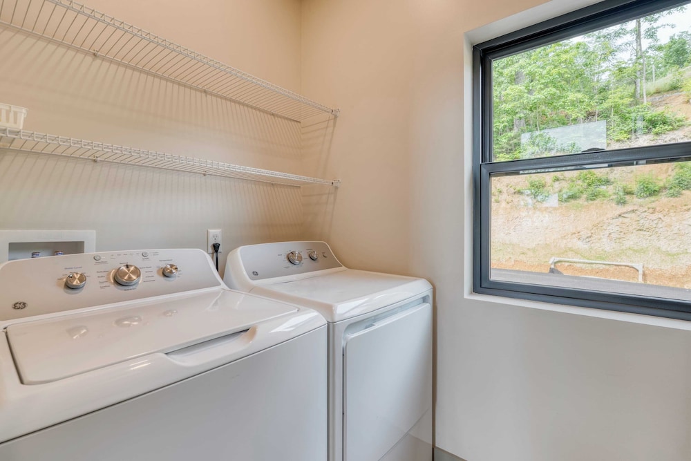 Luxury Group Retreat w/ Indoor Pool, Arcade & 56-mile Views Grand Vista Retreat