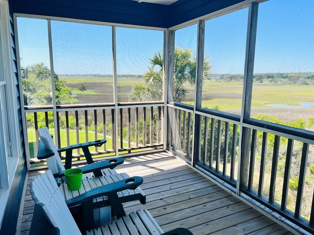 Just Breeze 'n 4 Bedroom Home by RedAwning