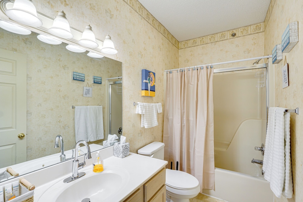 Waterfront Condo w/ Pool on Lake of the Ozarks