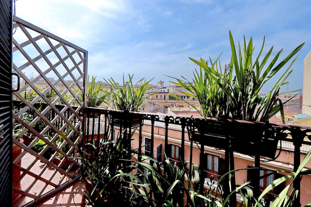 Palazzo Palermo Near the Roman Forum the Perfect Family Oasis in Rome