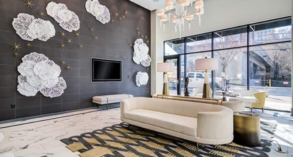 Mid-town Luxury Apt High Rise Gym Pool Parking