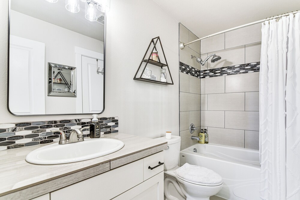 7 Mi to Vancouver Waterfront: Sleek Home w/ Yard!