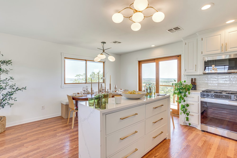 Lake Lawtonka View: Mountaintop Medicine Park Home