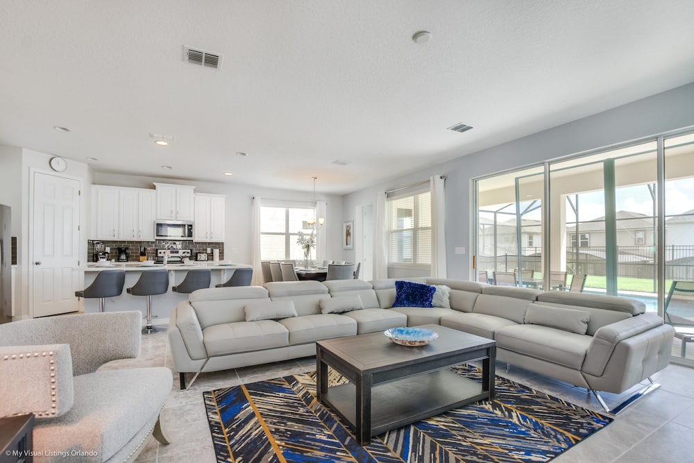 Beautiful 4 Bed With Pool & Spa - Image 4