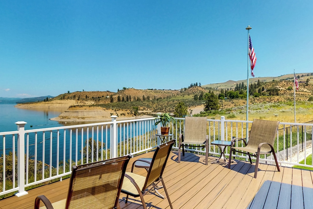 Paradise Point: Lakefront Escape w/ Views
