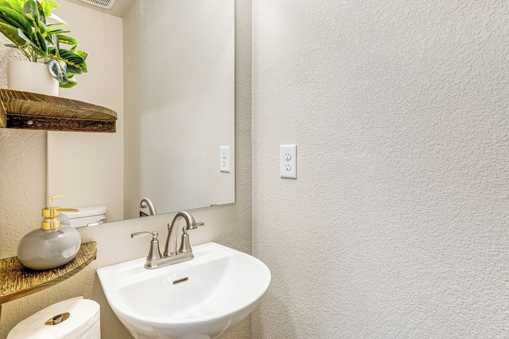 13 Mi to Dtwn Denver: Spacious Home w/ Balcony!