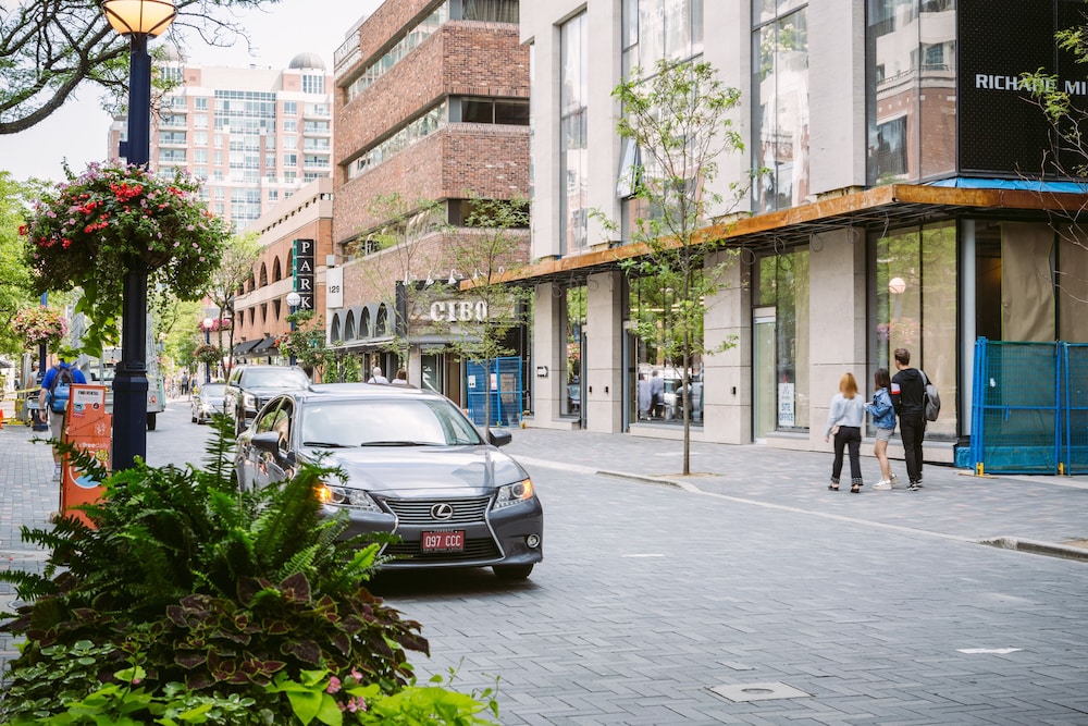 QuickStay - Yorkville Dream (Yonge & Bloor)