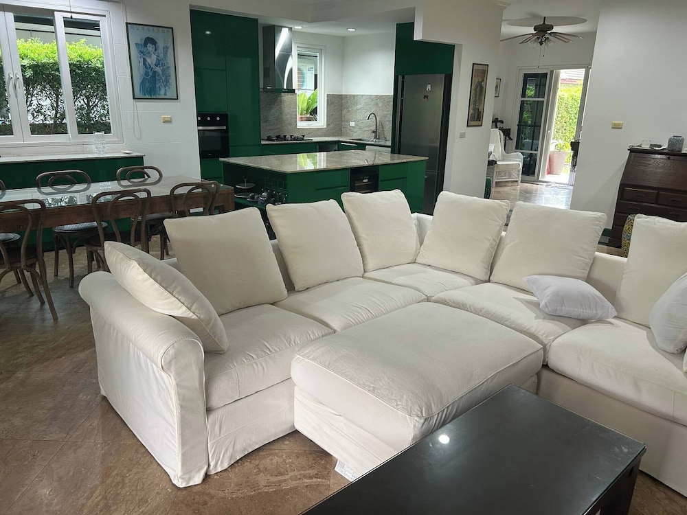 Hidden Villa Oasis Private Pool 2km to Beach&mall