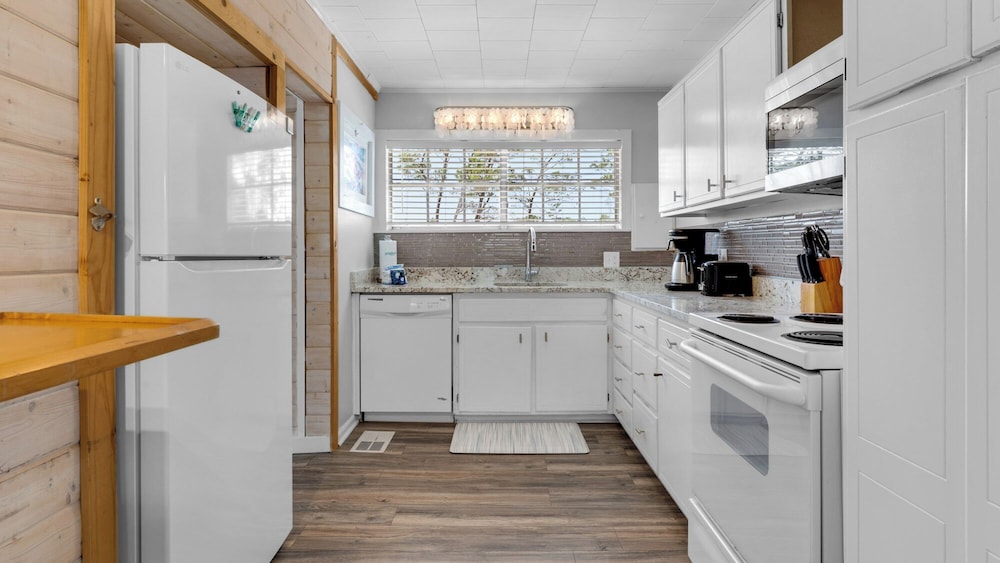 2BR Home, Private Heated Pool, 4 Bikes, Beach Access