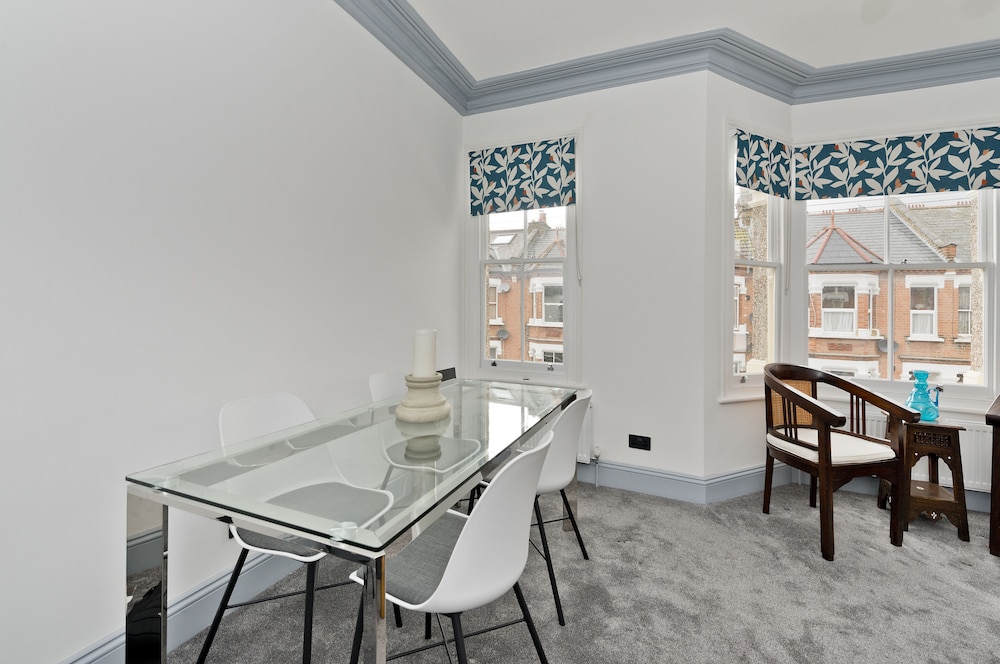 Stylish one Bedroom Flat Near Kew Gardens by Underthedoormat view 4